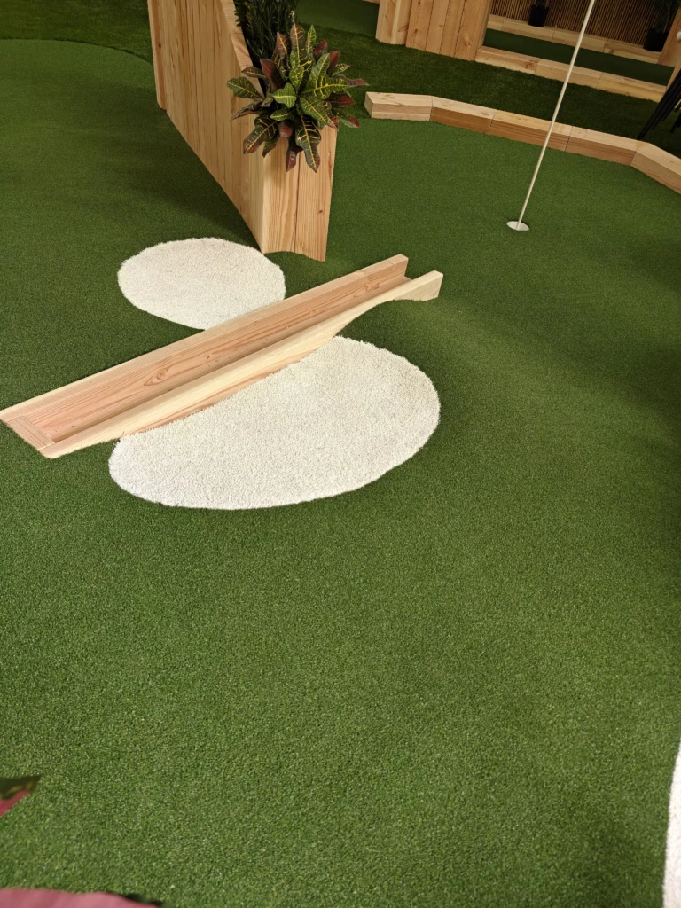 contact minigolf Antibes visuel 3